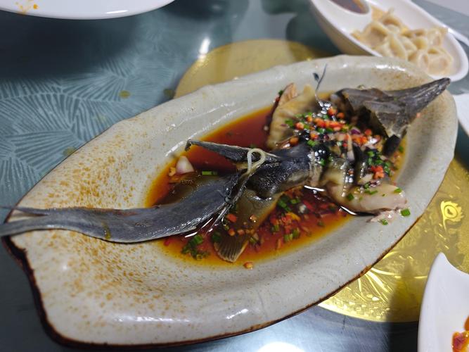 清蒸鱘魚的做法_鱘魚烹飪方法與食用技巧_清蒸鱘魚做法步驟