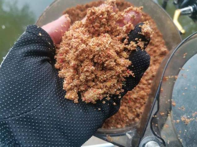釣草魚用餌技巧_草魚冬季釣法紅蟲_釣草魚用什么餌料效果好呢