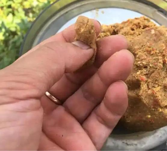 搓餌加拉絲粉技巧_搓餌拉絲粉使用方法_草魚餌料需要加拉絲粉嗎