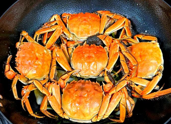 油燜大閘蟹做法_大閘蟹的吃法剝法圖解_油燜大閘蟹配料