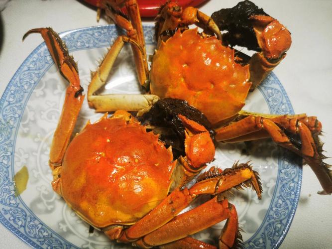 油燜大閘蟹做法_油燜大閘蟹配料_大閘蟹的吃法剝法圖解