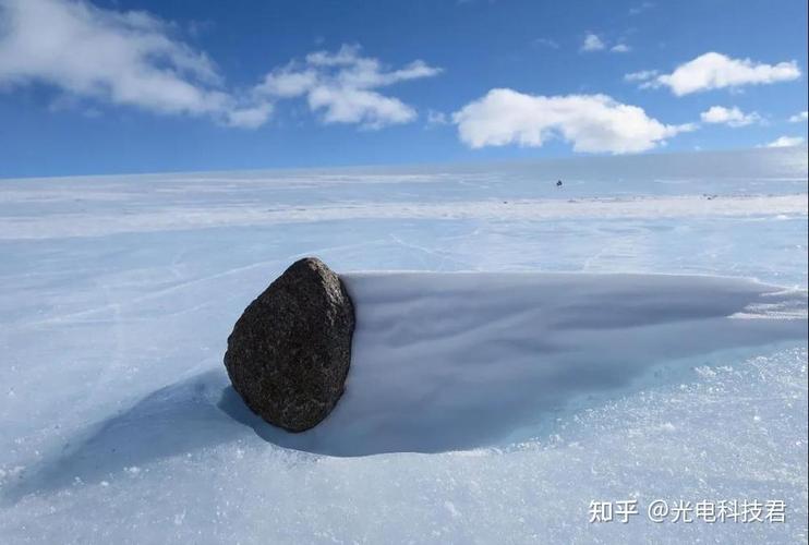 河南藍黃色火焰劃過夜空_河南多地市民尋找隕石_火流星是什么現象
