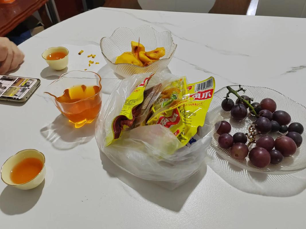 長桿碰杯視頻_意大利隔空碰杯_意大利人在陽臺用長桿碰杯