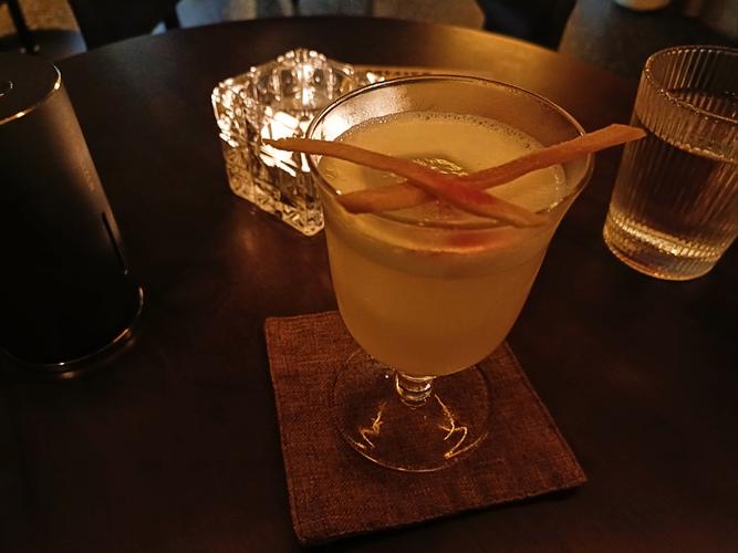 意大利隔空碰杯_長桿碰杯視頻_意大利人在陽臺用長桿碰杯
