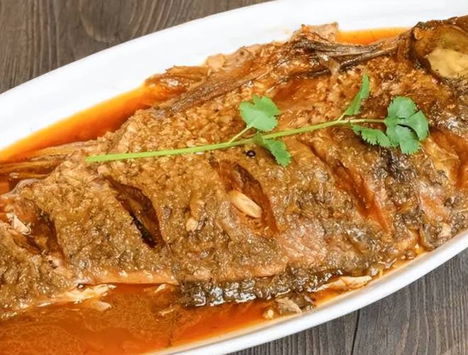 家常燉魚的家常做法_燉魚加黃豆醬_黃豆醬燉魚去腥技巧