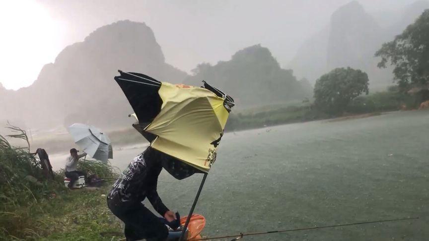 小雨暴雨釣魚方法_雨天怎樣才能釣到魚_雨天釣魚技巧