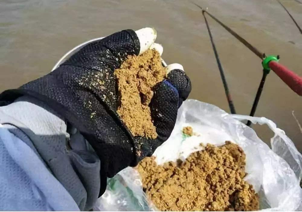 冬季野釣，想要釣得多，這3個打窩的技巧就很值得收藏了