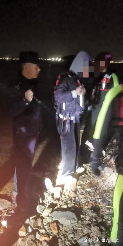 海釣夫妻太投入被漲潮斷了后路，民警20分鐘成功救援