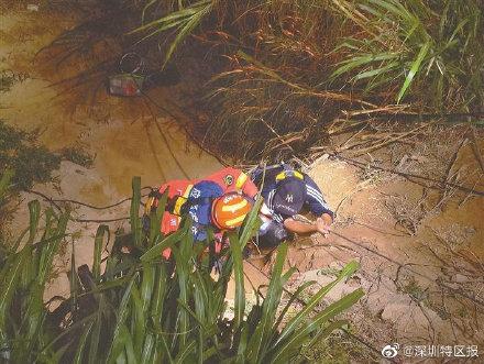 漲潮困住海釣者 消防員索降營救