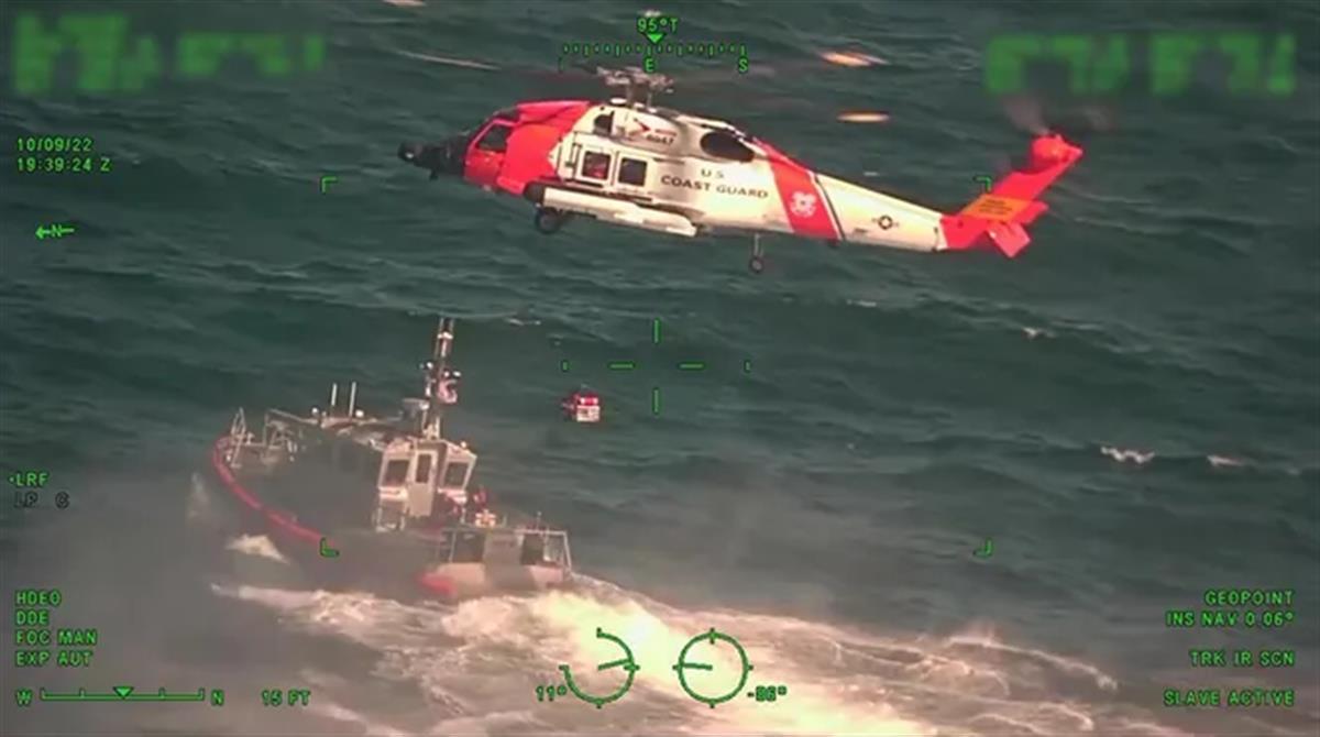 美國三位漁民海釣翻船漂浮24小時，徒手與鯊魚搏斗時被直升機救起