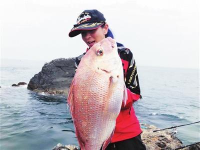 颯！青島有位磯釣女達人：礁石上磯釣 她是技術派