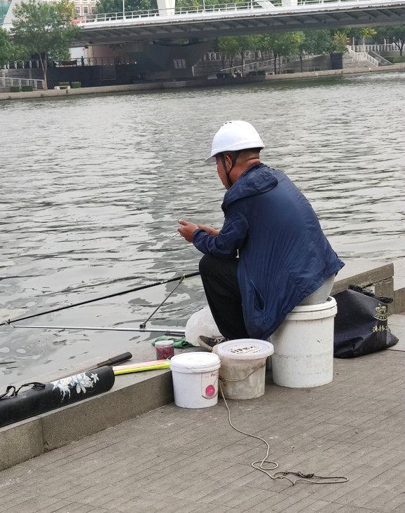 廣州男子釣了條大鯽魚，魚肉里有許多白點，男子猶豫：這能吃嗎？