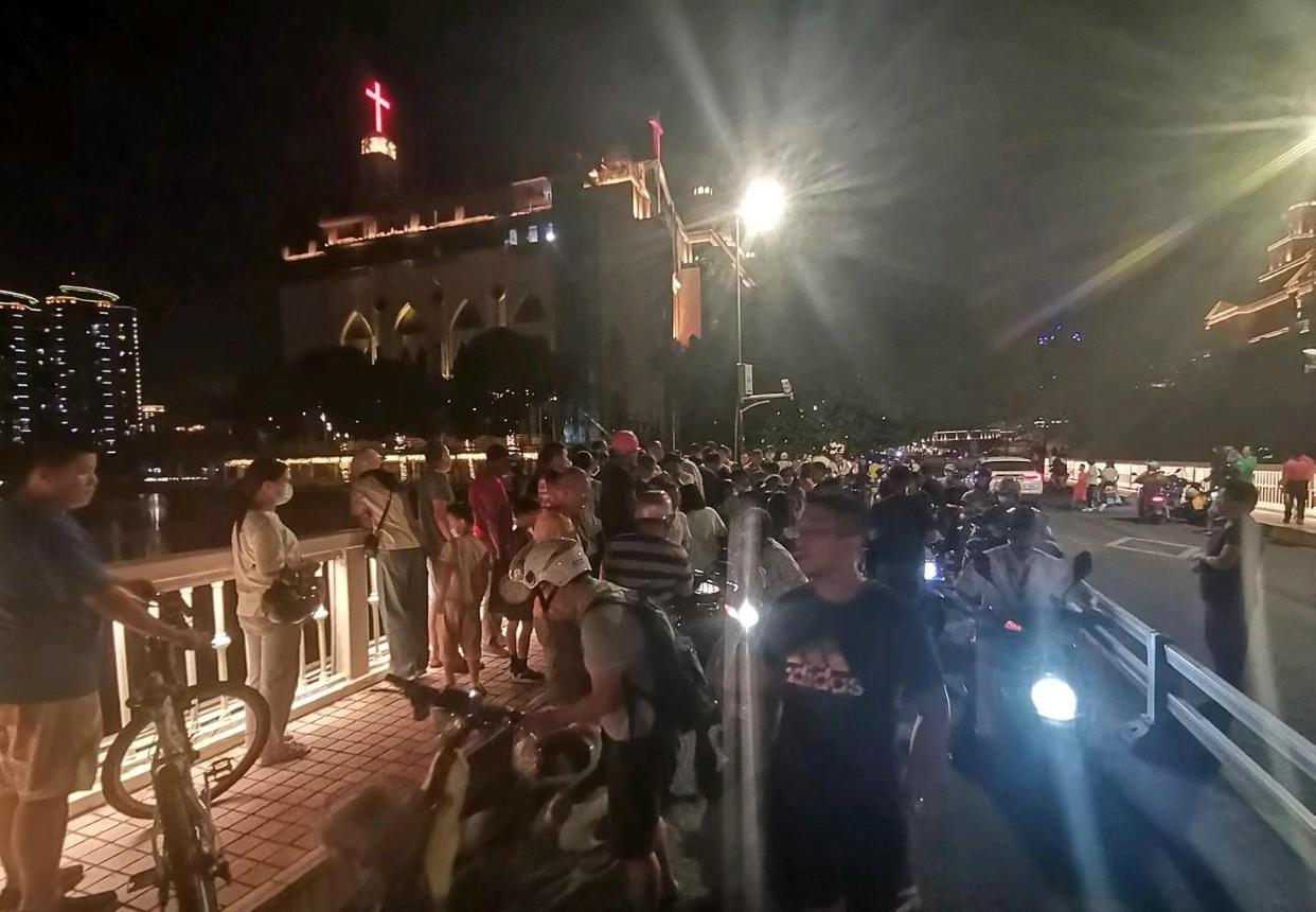 牌面！福州老伯釣魚遭遇河道“青魚王”，半條街的人都來看了