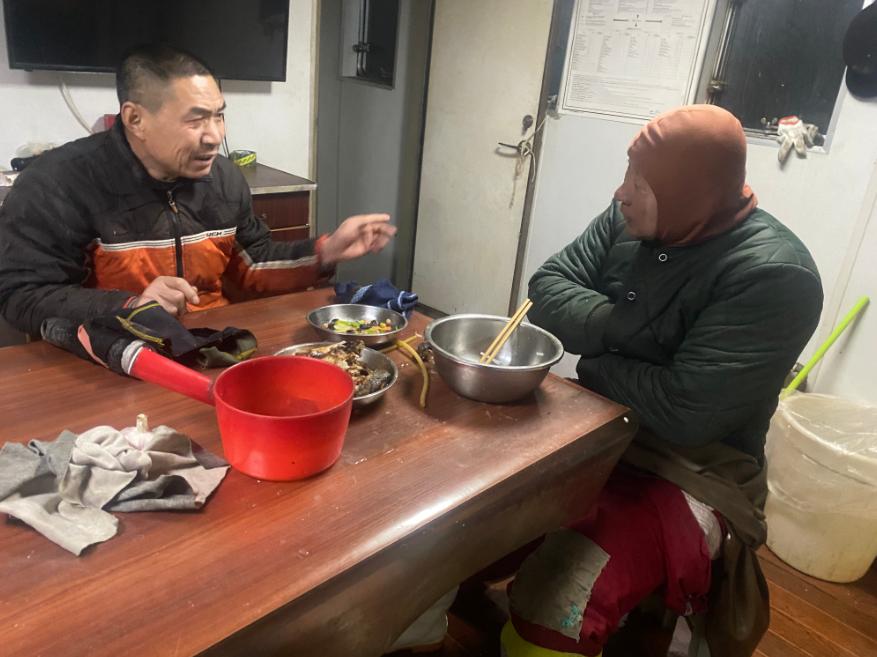 船體側翻被困海上13小時！天津一老人獨自海釣落水被救