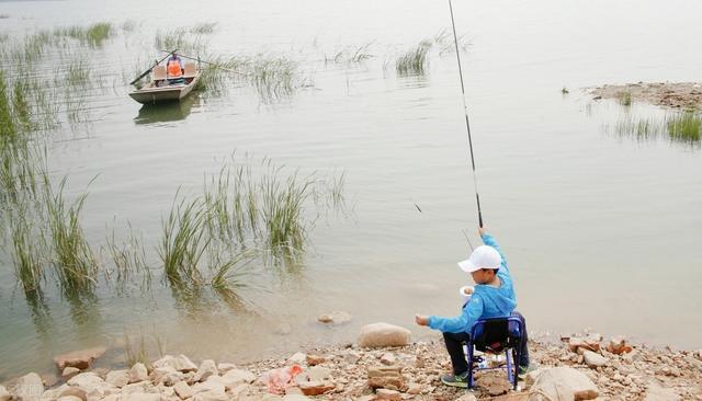 夏季天熱，鯉魚“狡猾”難釣？試試這4招，別不信，大鯉魚照樣上
