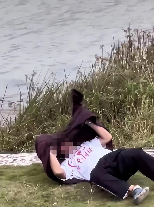 海口南渡江邊，男子野釣遭野蜂圍攻多處蜇傷！目擊者：喊他跳進水里才“躲過一劫”